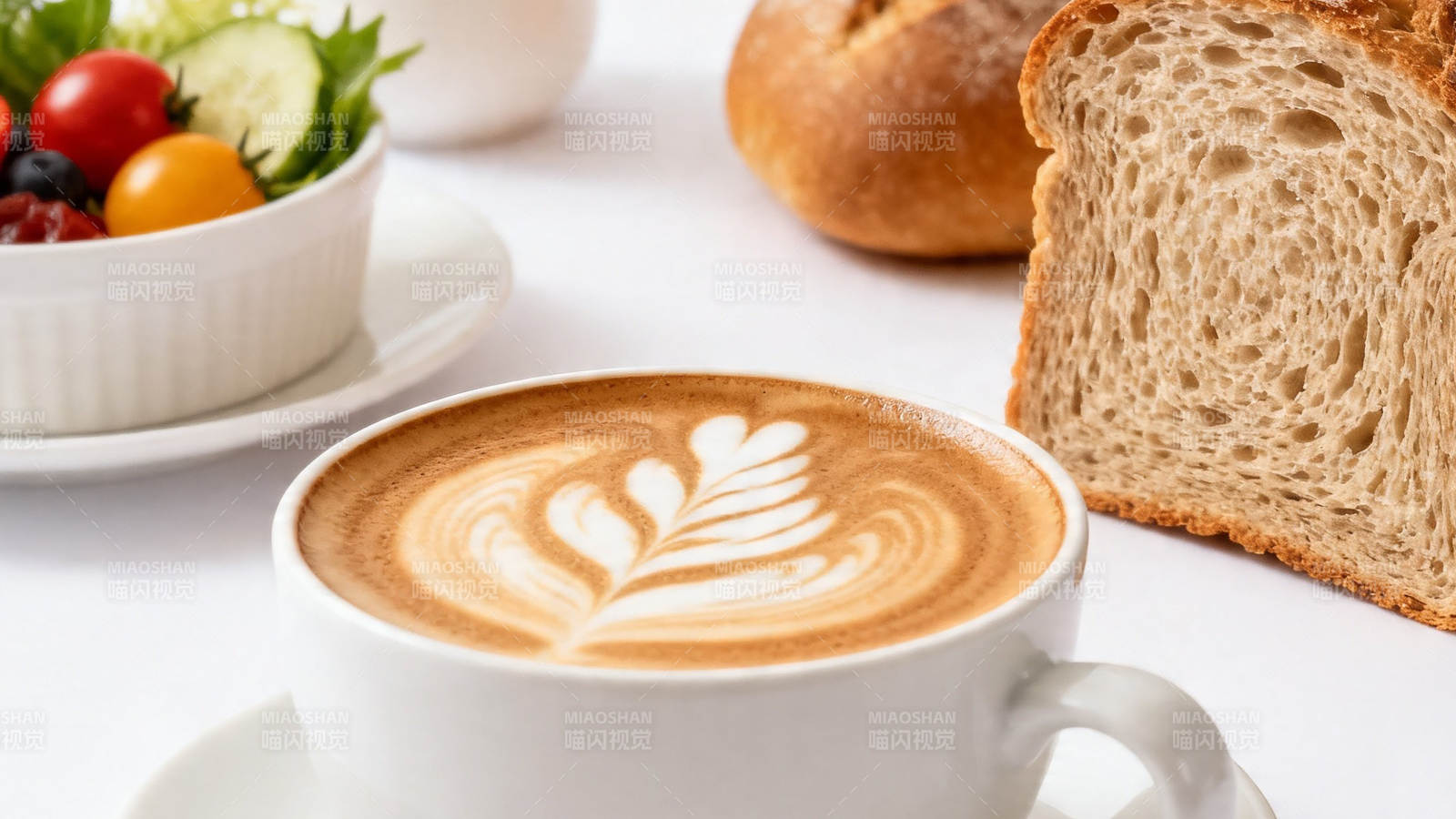 咖啡拉花配面包沙拉图片