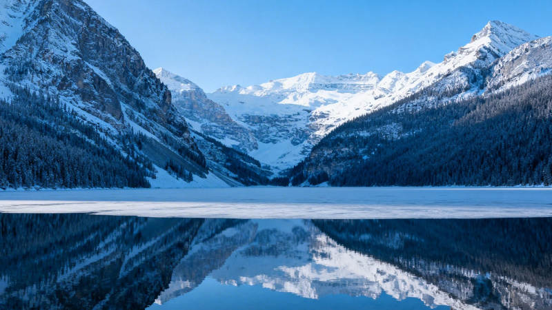 雪山倒影湖 静谧如画境图片