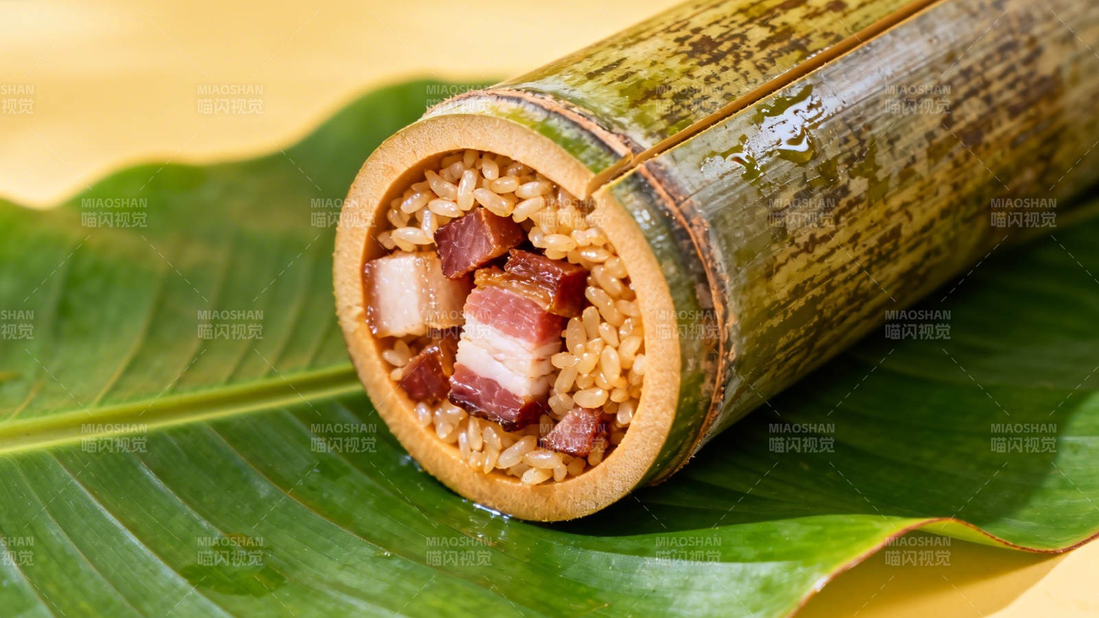 竹筒饭 香糯腊肉配翠叶图片