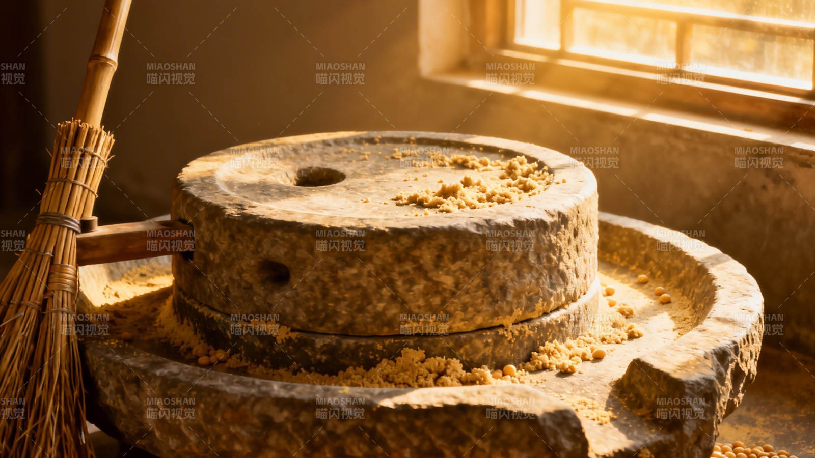 石磨碾谷 阳光洒落旧时光图片