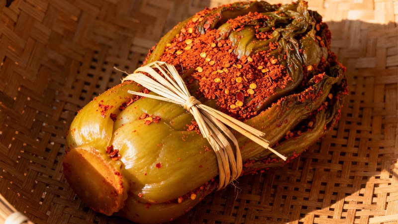 辣味捆扎腌菜 竹篮盛放图片