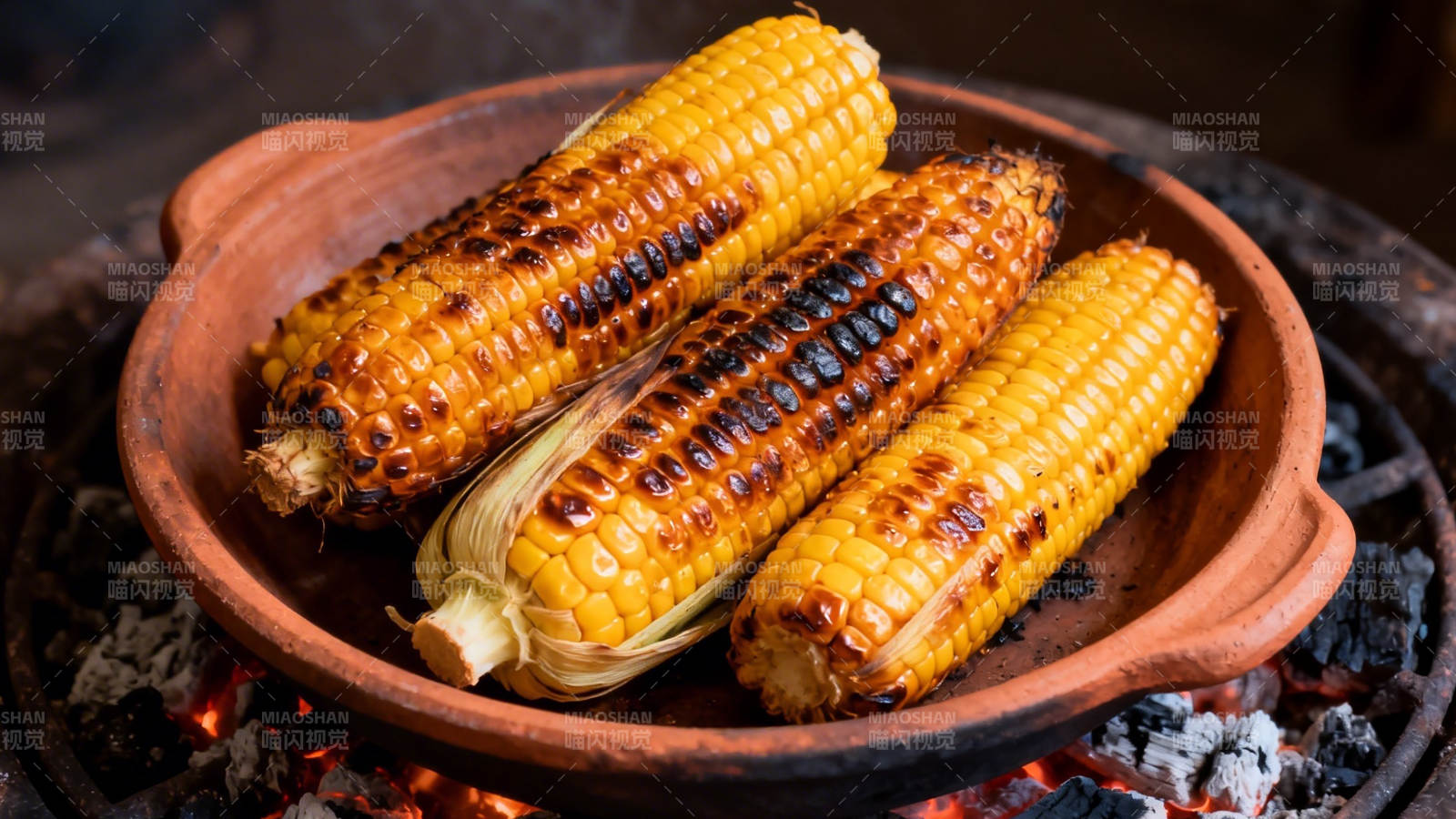 炭火烤玉米 焦香诱人图片