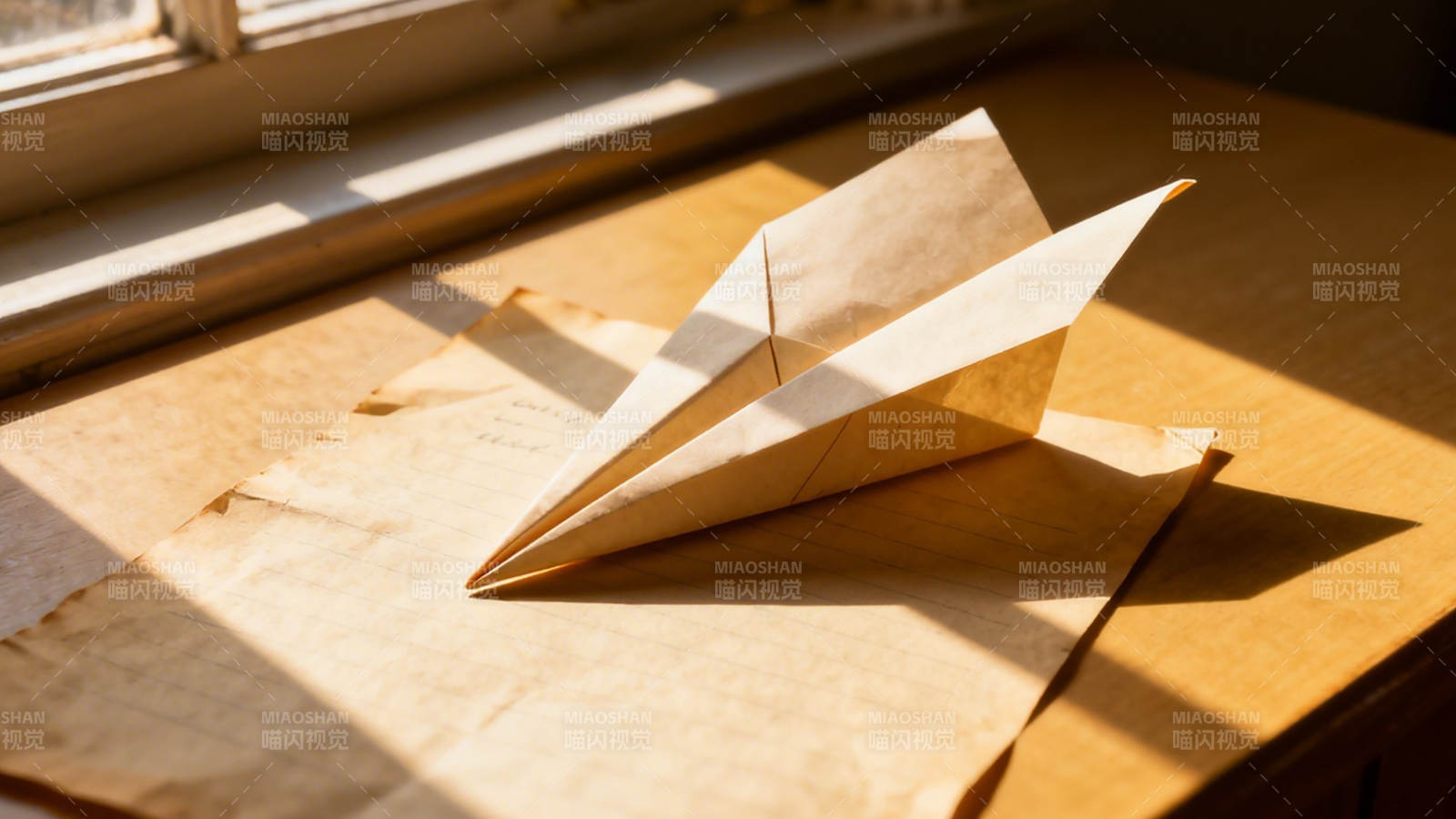 阳光下的纸飞机图片