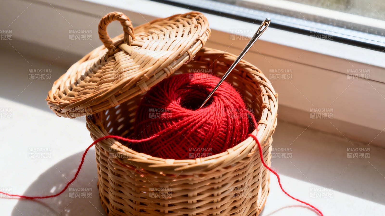 红毛线配钩针 窗边静待编织图片