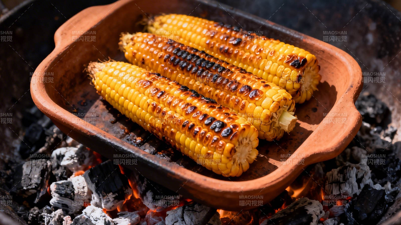 炭火烤玉米 香糯焦香诱人图片