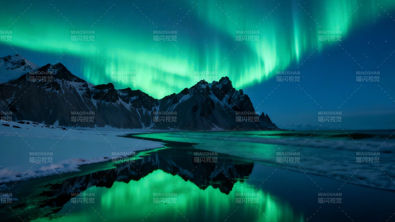 极光映雪山 绿光舞夜空图片