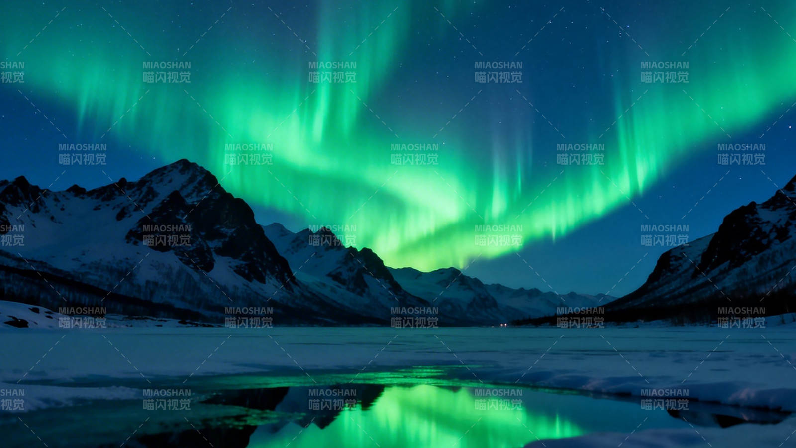 极光映雪山 绿光舞夜空图片