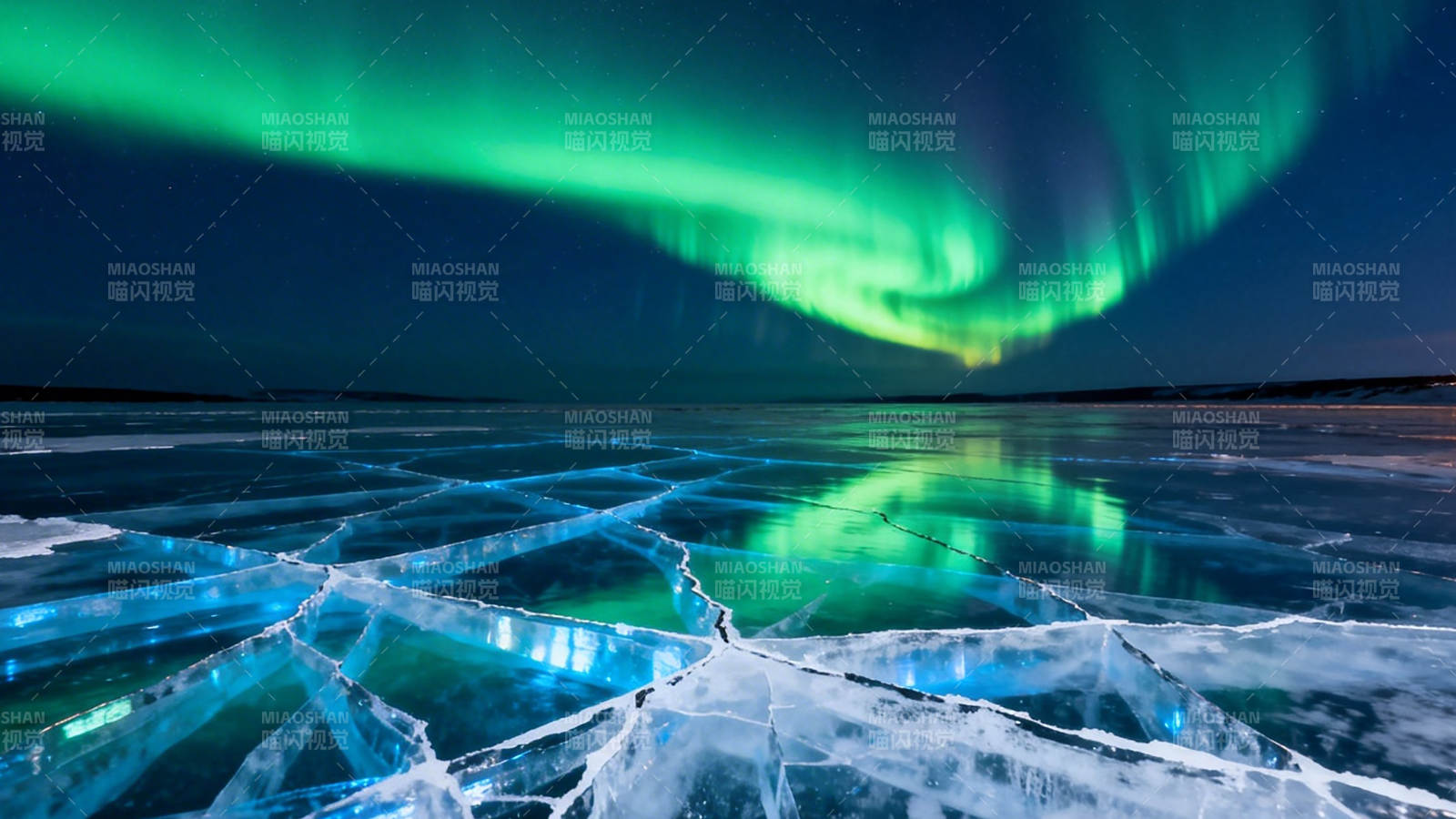 极光映冰湖 绿光舞夜空图片
