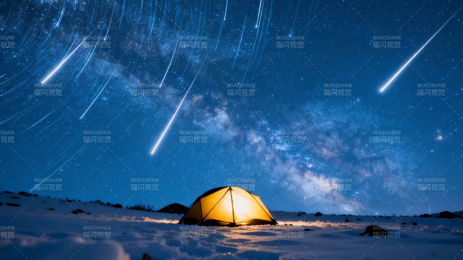 雪夜帐篷观流星雨图片
