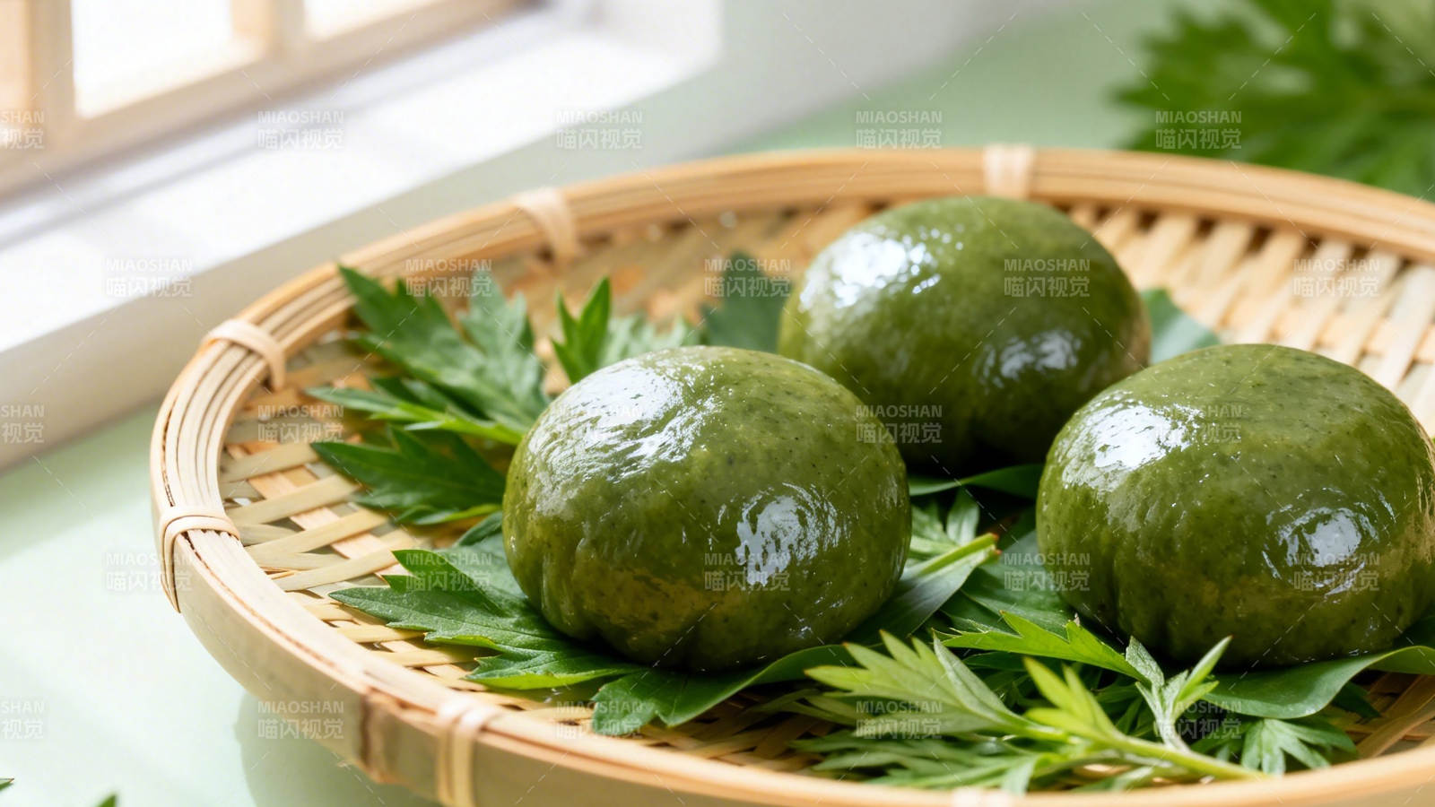 青团三颗 竹篮绿叶衬香图片