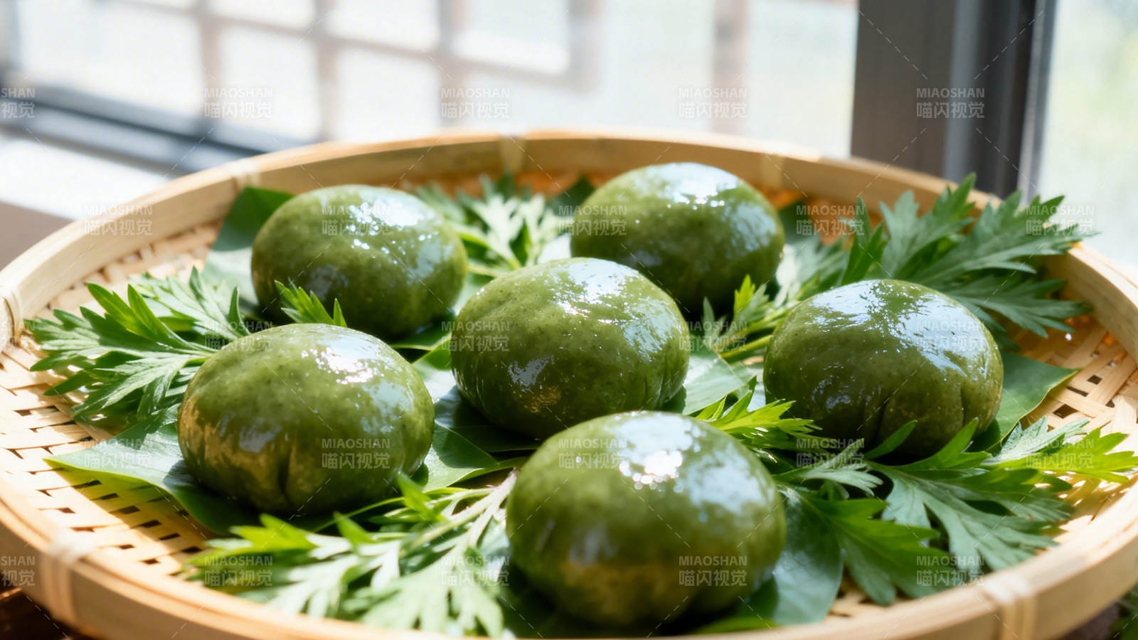 青团配艾叶 春意满竹篮图片