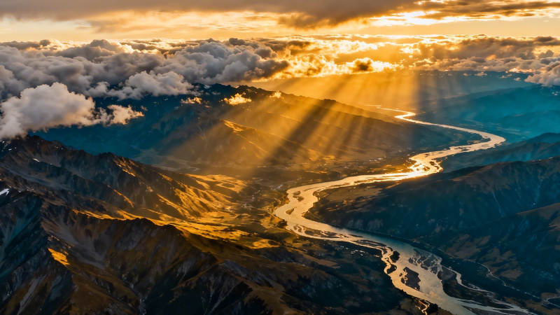 金光穿云 山河如绘图片