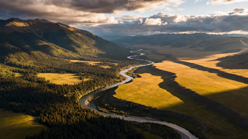 山河蜿蜒 光影如画图片