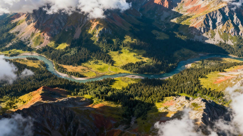 山河蜿蜒 云绕彩峰图片