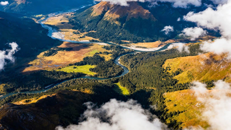 云海绕山 河谷蜿蜒如带图片