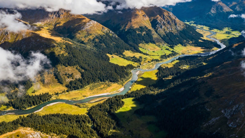 山河蜿蜒 云绕峰峦间图片