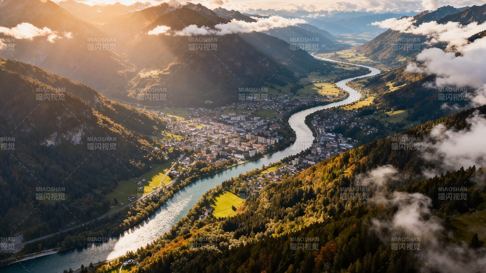 山河蜿蜒 云绕古镇晨光图片