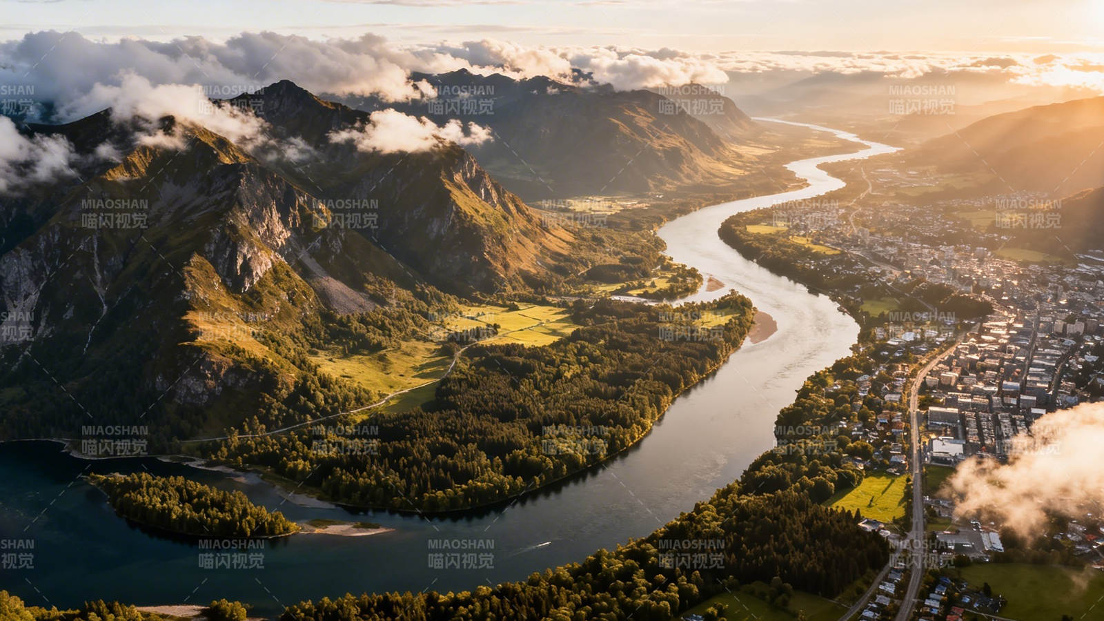 山河蜿蜒 城依水畔晨光中图片