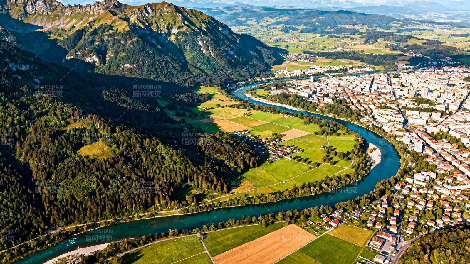 山河绕城 绿野如画图片