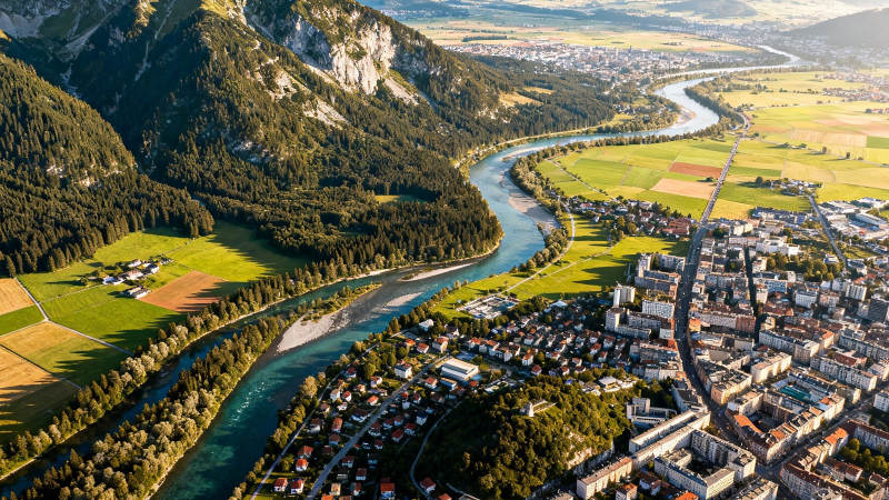 山河环抱小镇 风光如画图片