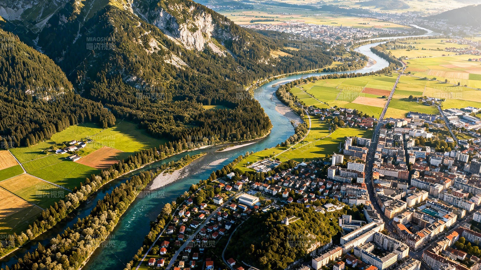 山河环抱小镇 风光如画图片