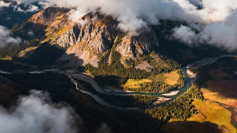 云雾缭绕山河蜿蜒如画图片