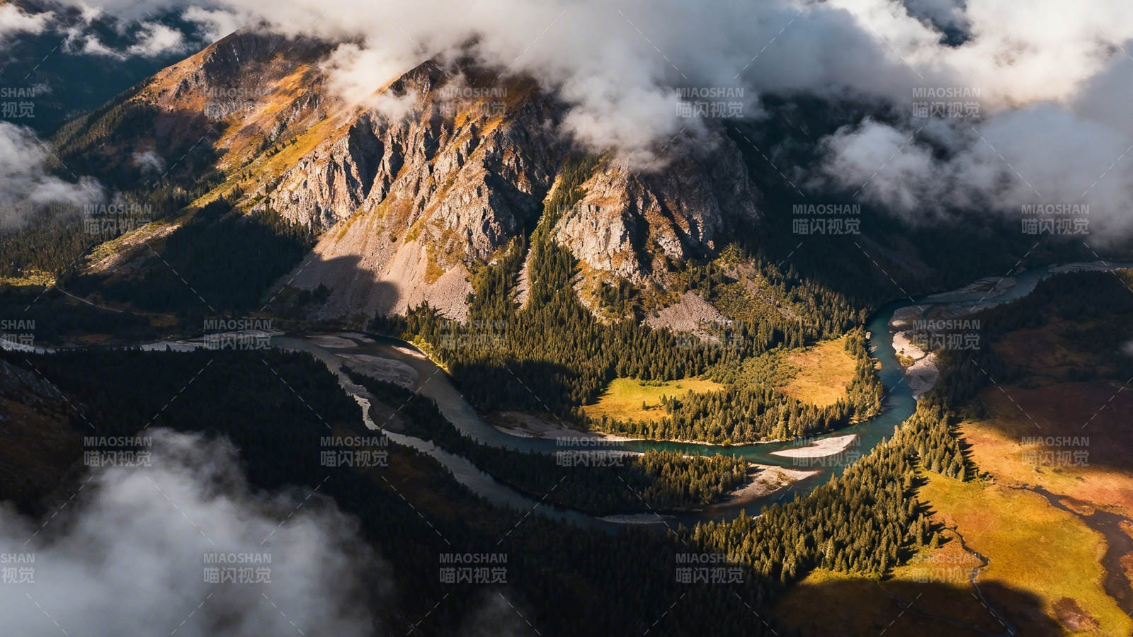 云雾缭绕山河蜿蜒如画图片