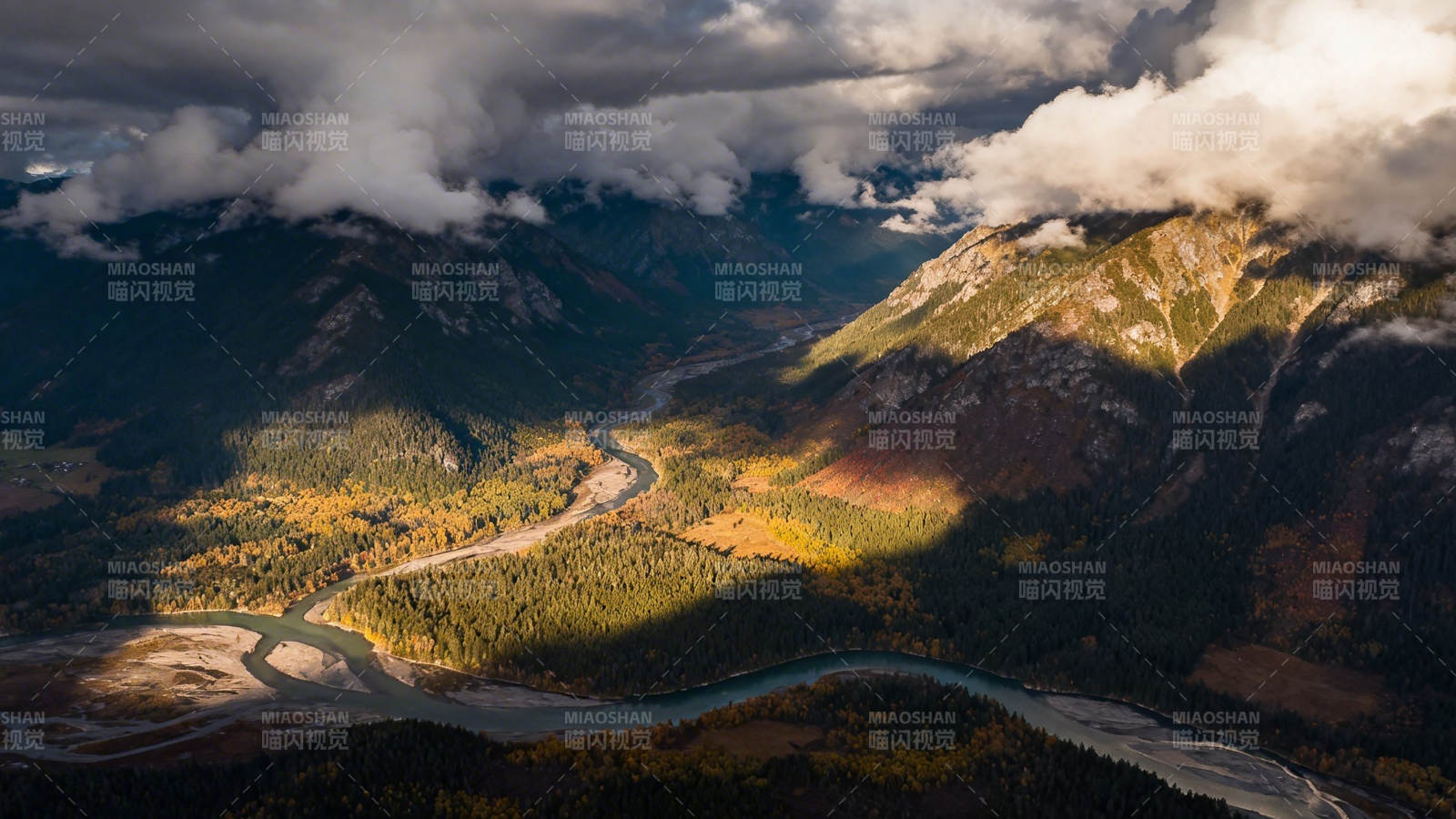 云绕山河 秋色如绘图片