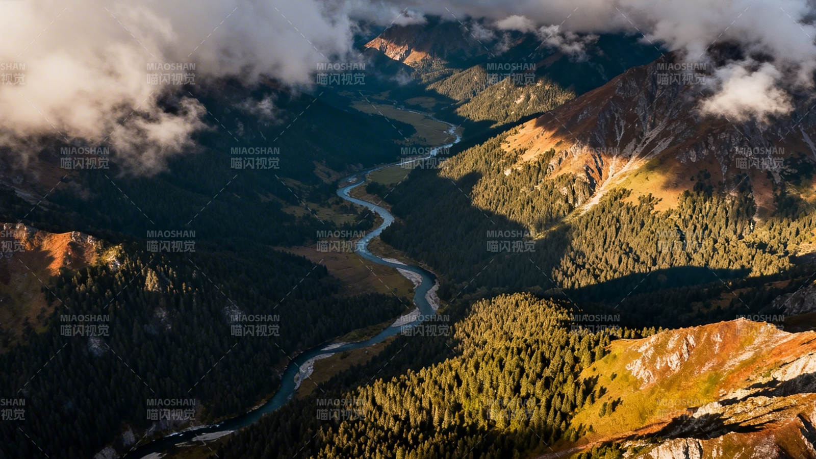 云海绕山 蜿蜒河流穿谷间图片