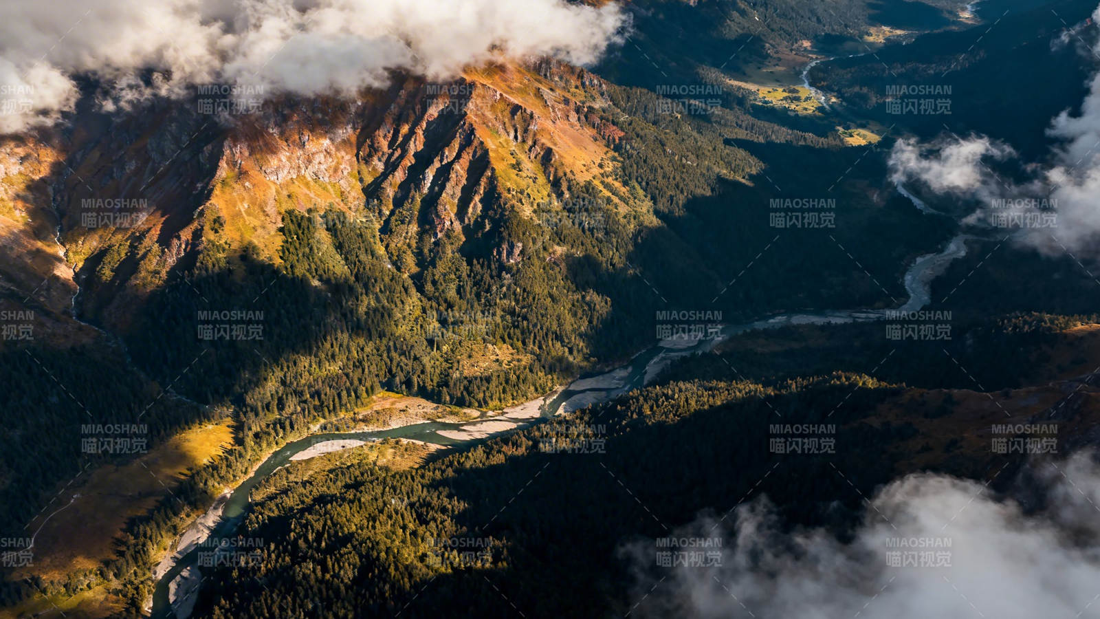云海绕山 河谷蜿蜒如画图片