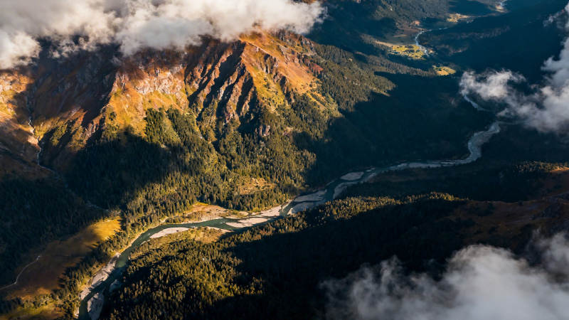 云海绕山 河谷蜿蜒如画图片