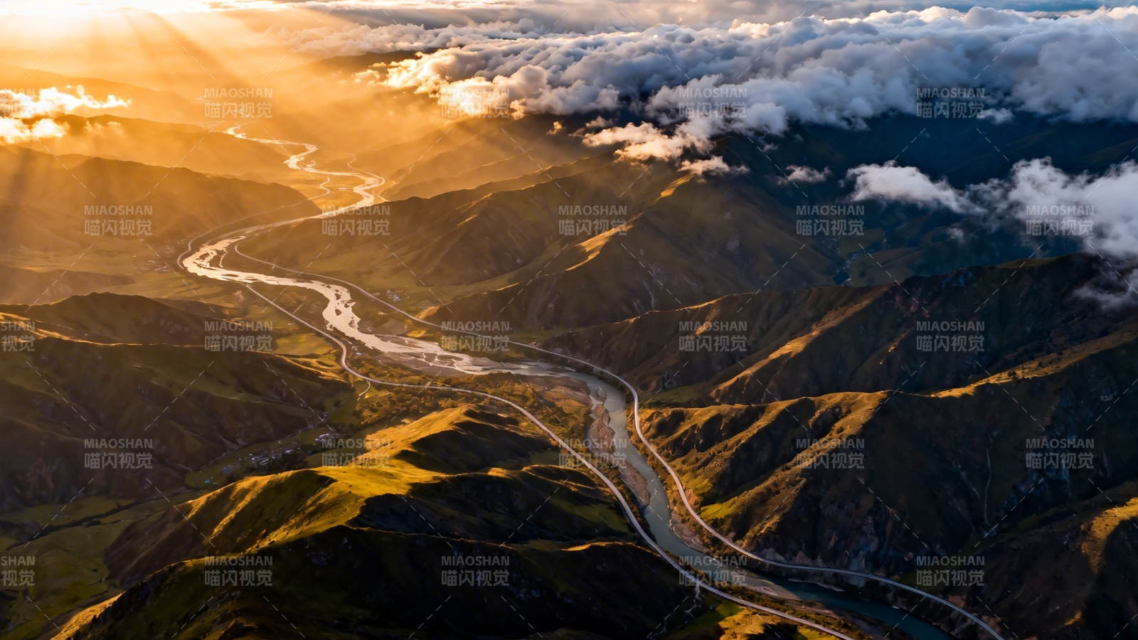 山河壮丽 云海映金辉图片