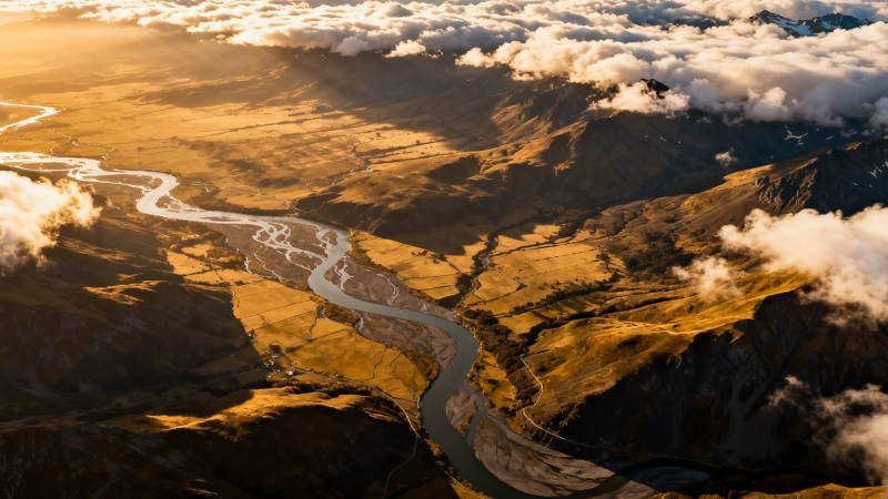 云海金谷 蜿蜒河流穿山峦图片