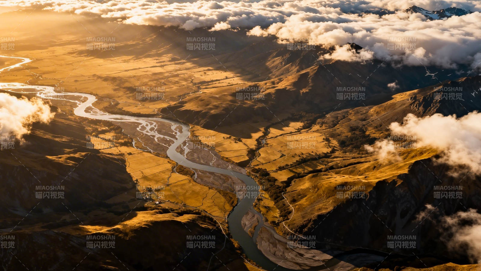 云海金谷 蜿蜒河流穿山峦图片