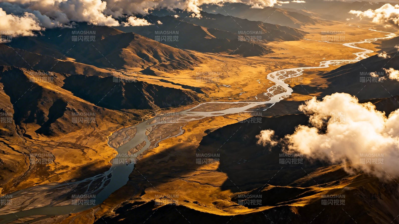 山河壮丽 云影金辉图片