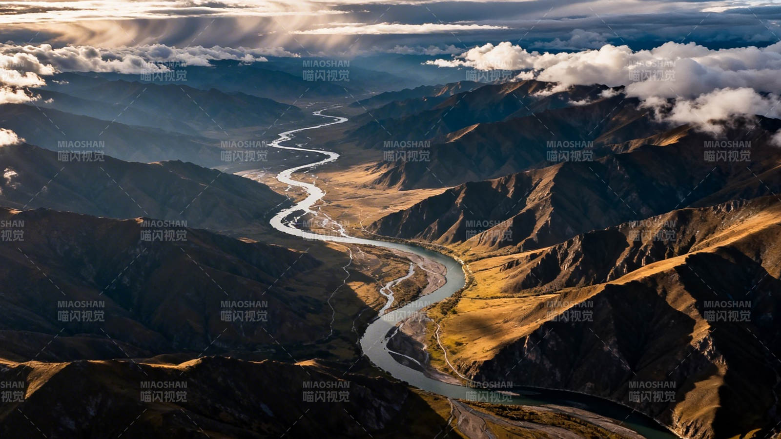 山河蜿蜒 云海缭绕壮景图片