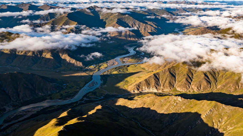云海绕山河 光影绘大地图片
