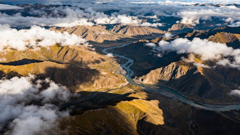 云海穿山 河谷蜿蜒如带图片