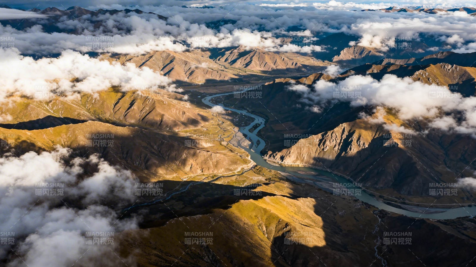 云海穿山 河谷蜿蜒如带图片