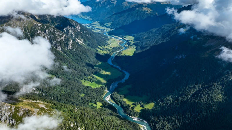 山河蜿蜒 云绕翠谷图片