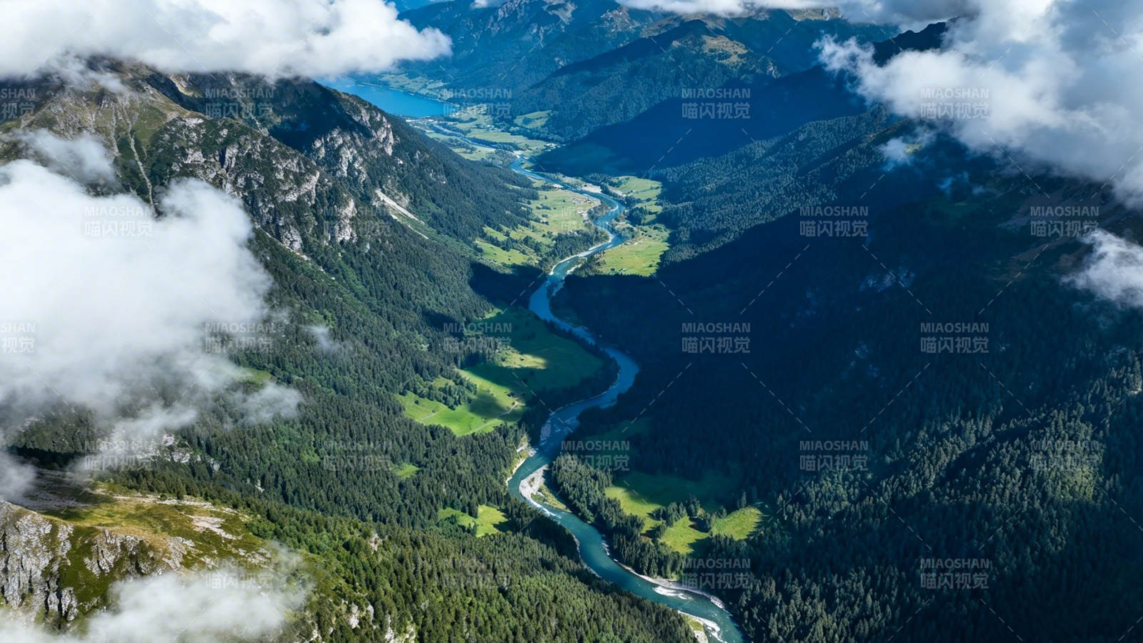 山河蜿蜒 云绕翠谷图片