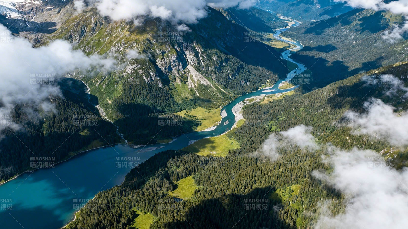 云山环抱碧湖蜿蜒如带图片