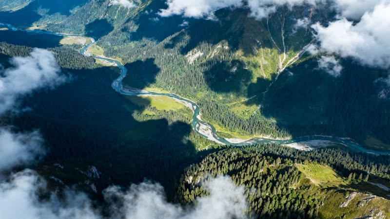 云海绕山  river蜿蜒穿谷图片