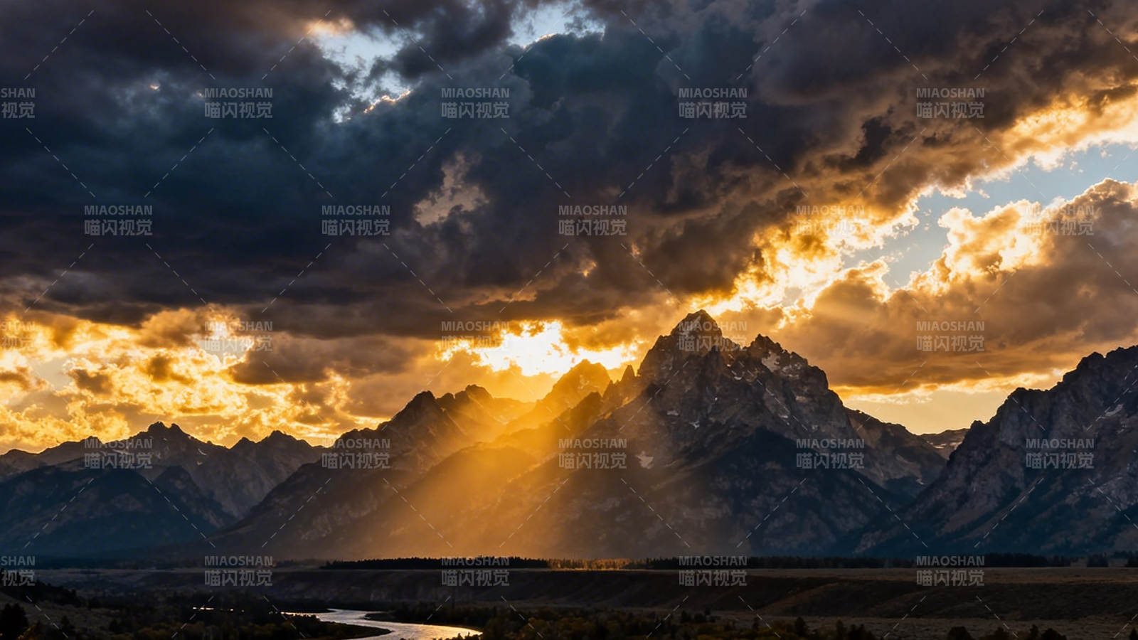 夕阳穿云照雪山图片