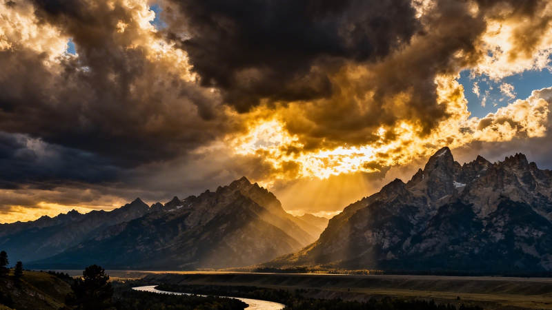 云隙金光洒雪山图片