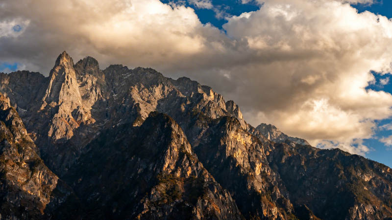 云绕峻岭 金光染峰峦图片