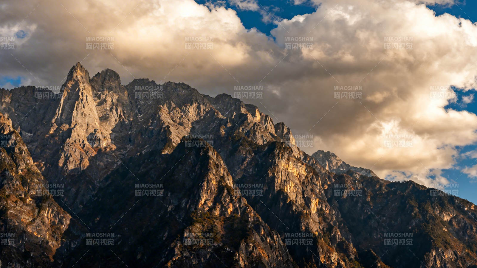 云绕峻岭 金光染峰峦图片