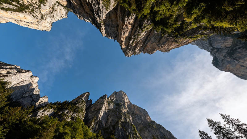 仰望峡谷 蓝天如镜图片