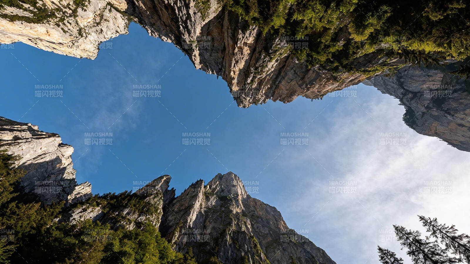 仰望峡谷 蓝天如镜图片