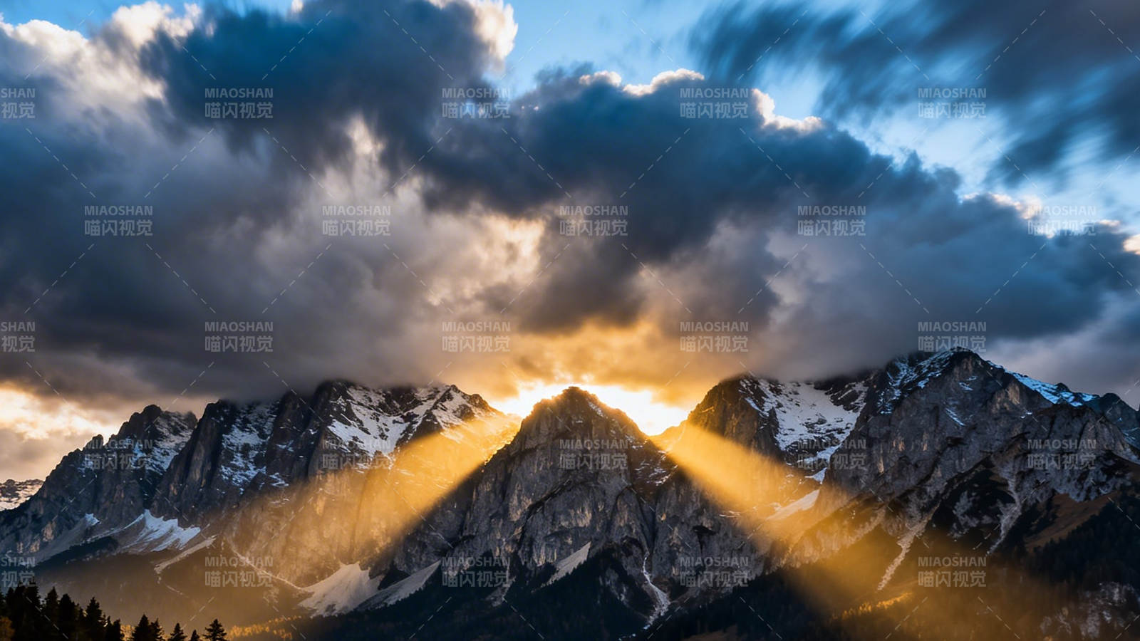 云隙金光洒雪山图片